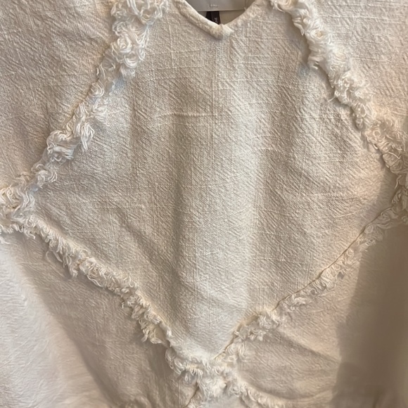 Sleeveless top with frayed pattern. - Picture 2 of 2